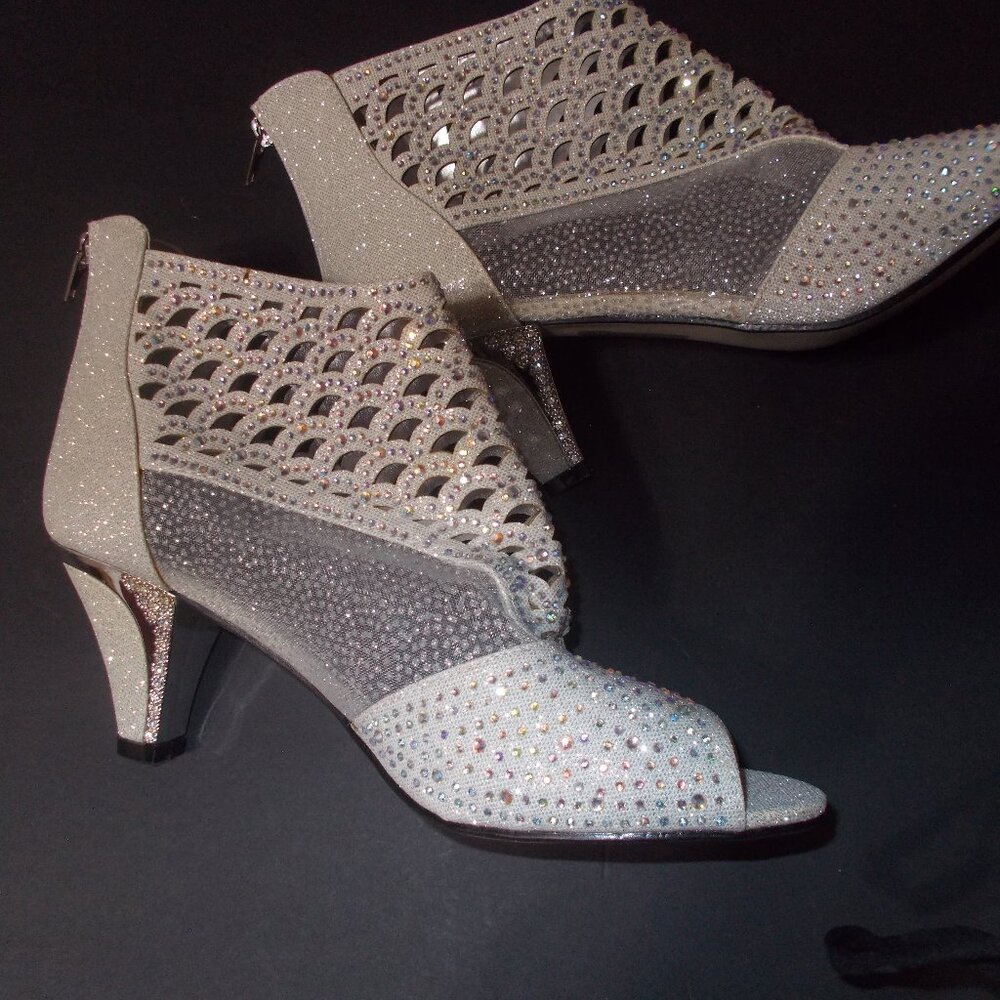 Mint condition women's Pierre Dumas special occasion heels size 11 Medium